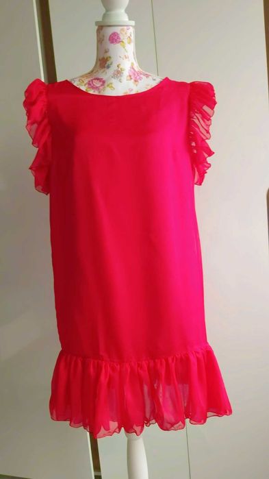 Vând rochii marimea M L XL și pe comandă.