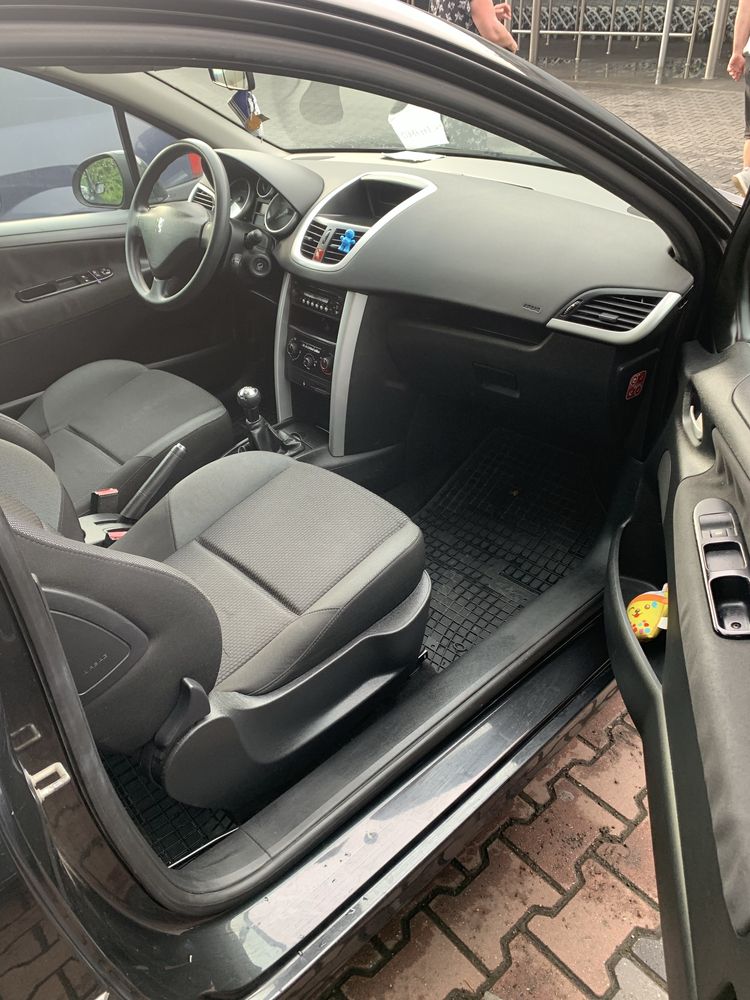 Peugeot 207 in 3 usi