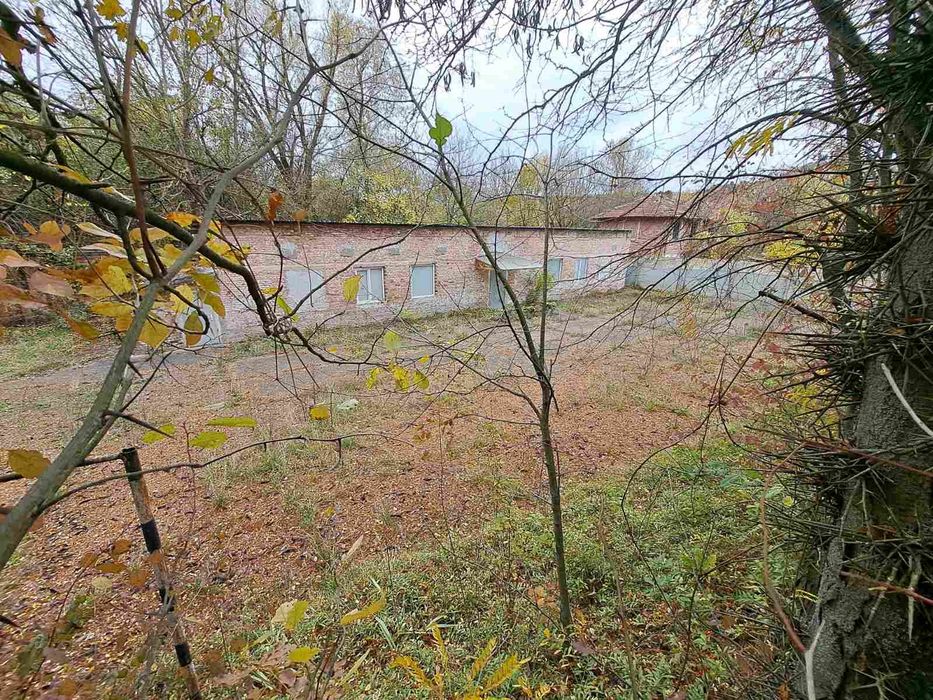 Склад с асфалтиран терен към него под наем, гр. Велико