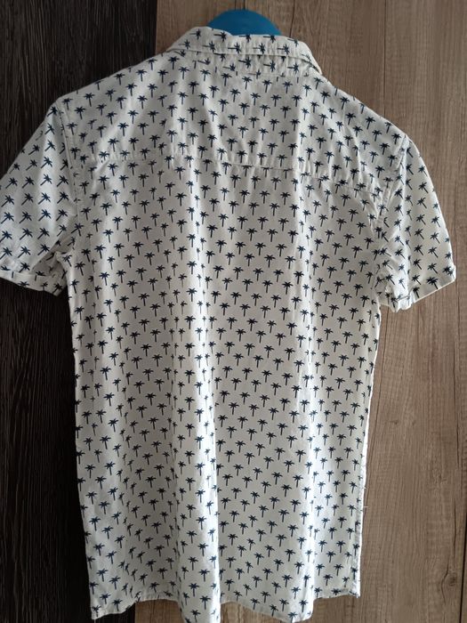 Юношеска риза, използвана. Отговаря за височина 146/152 см.