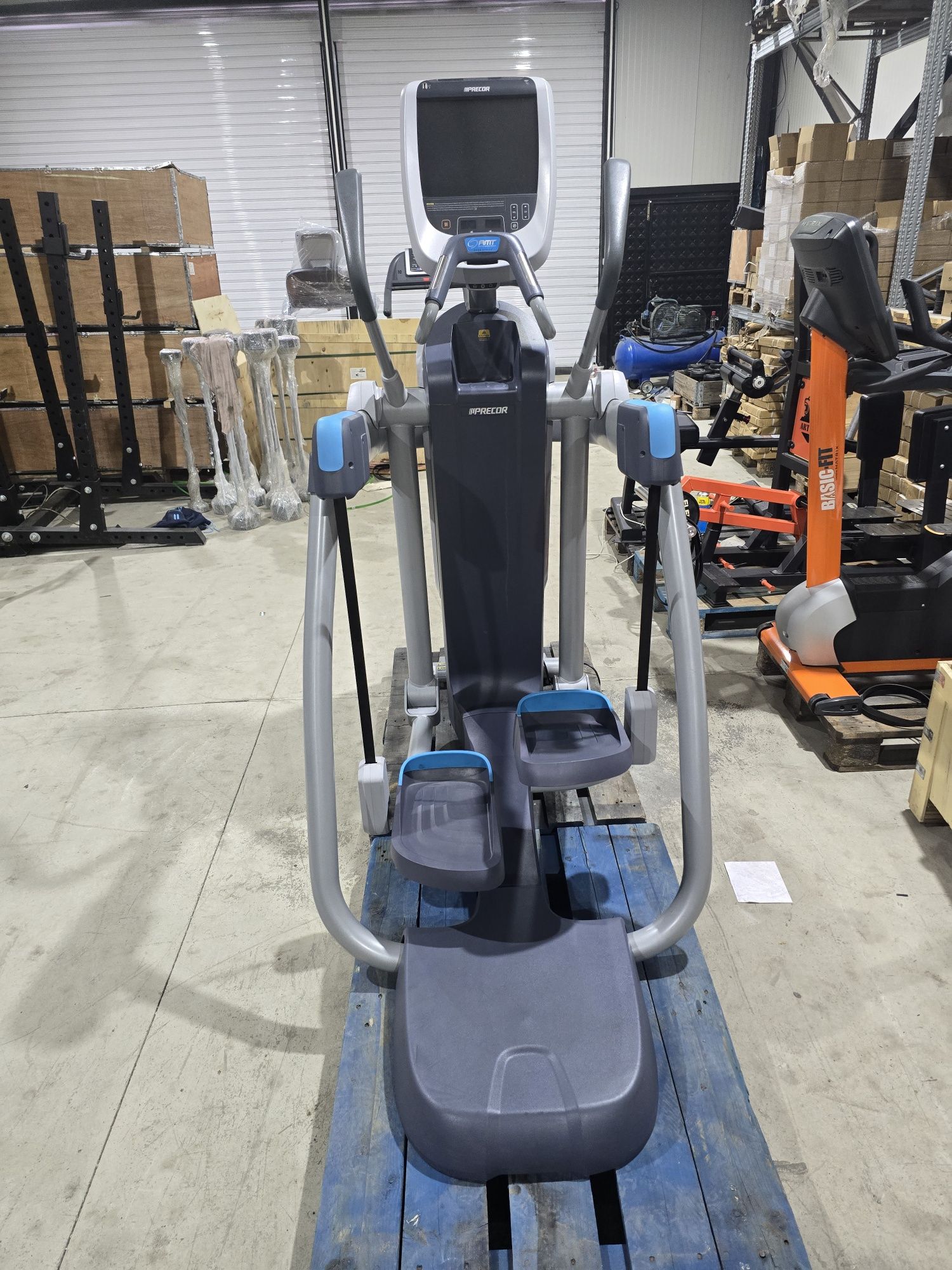 Precor AMT USA професионален  комбиниран крос и степер фитнес уред