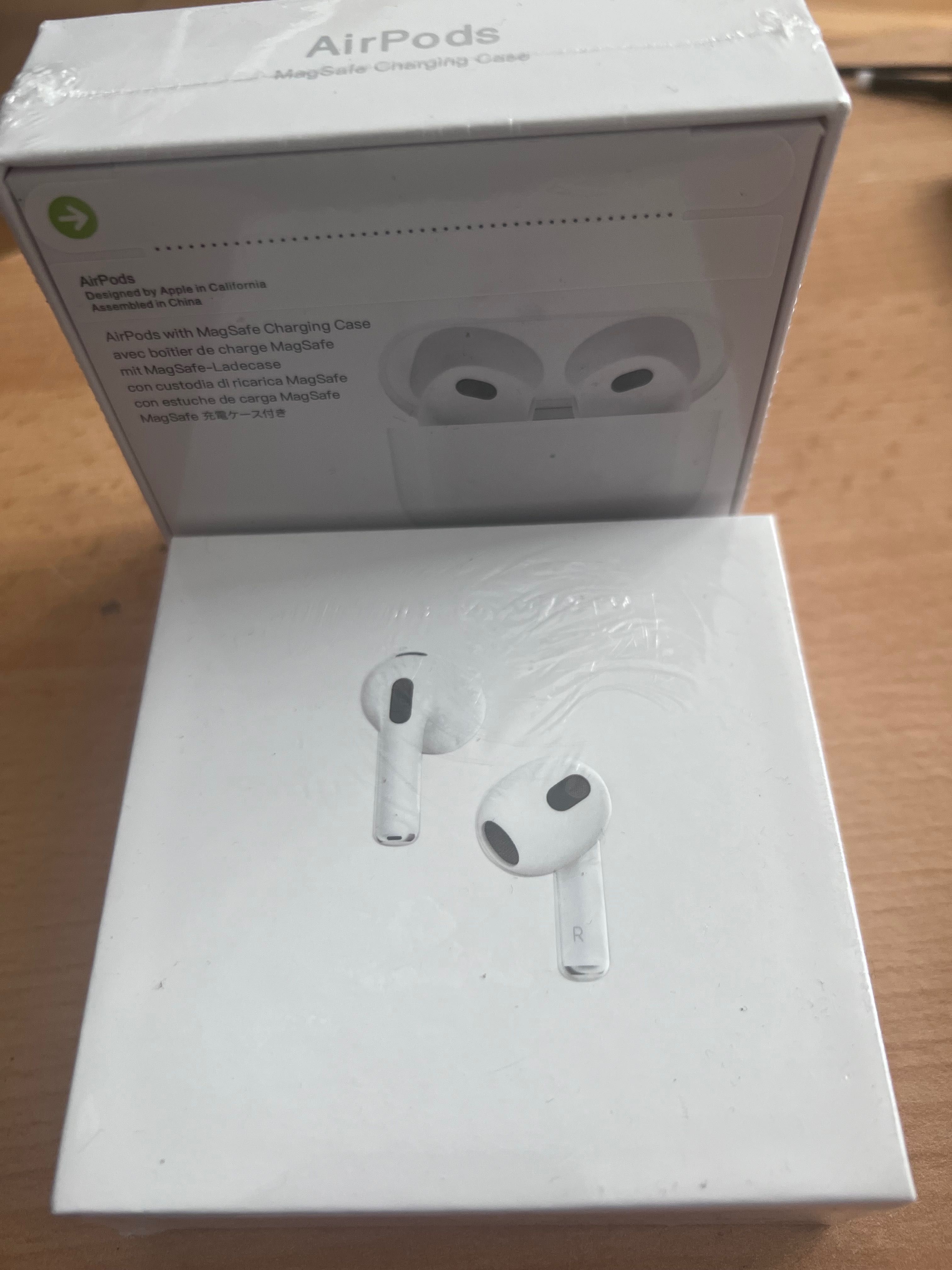 2 perechi căști AirPods noi (în sigiliu)