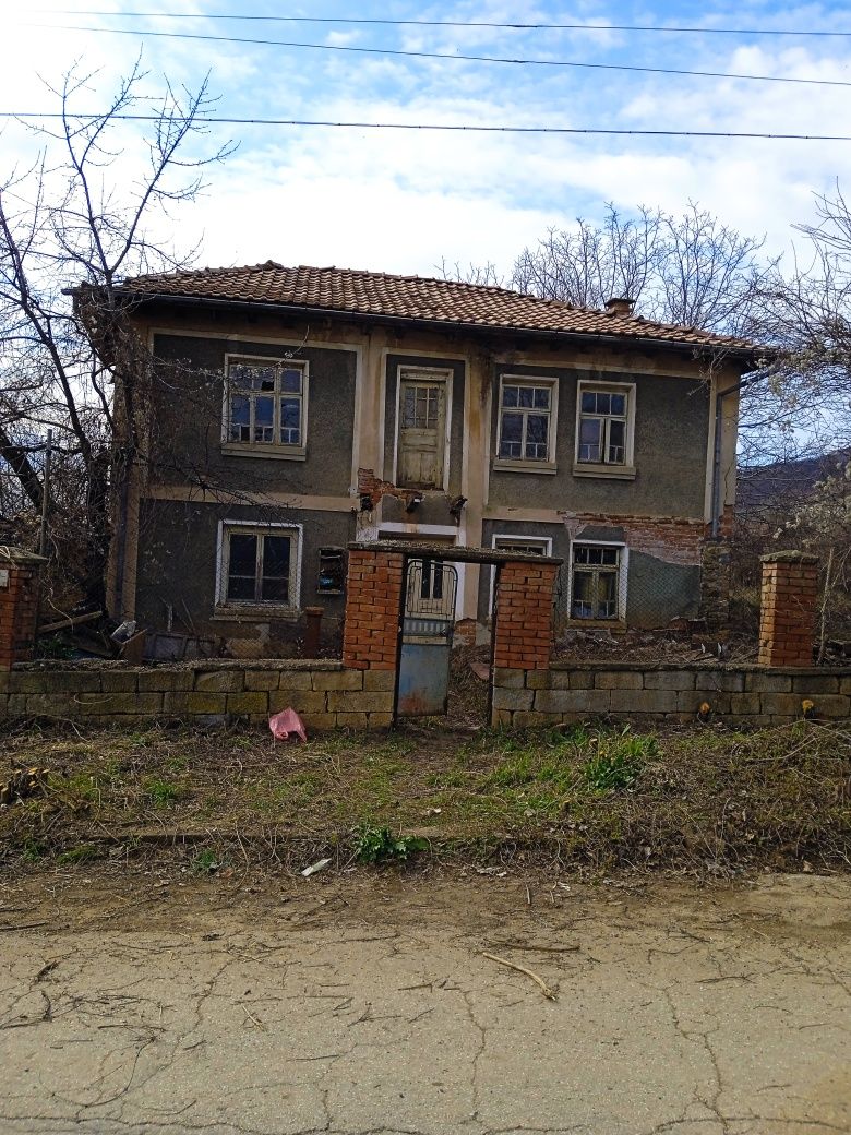 Дворно място със стара къща.