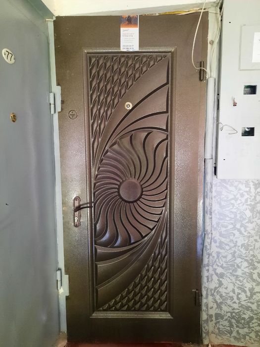 Срочно продаётся 1 ком кв в чирчике 3 мкн 4 этаж около базарчика.