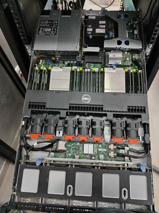 Dell R620 1U 10x 2,5" SFF, 2 x Xeon E5-2680v2 128GB RAN 256GB M2