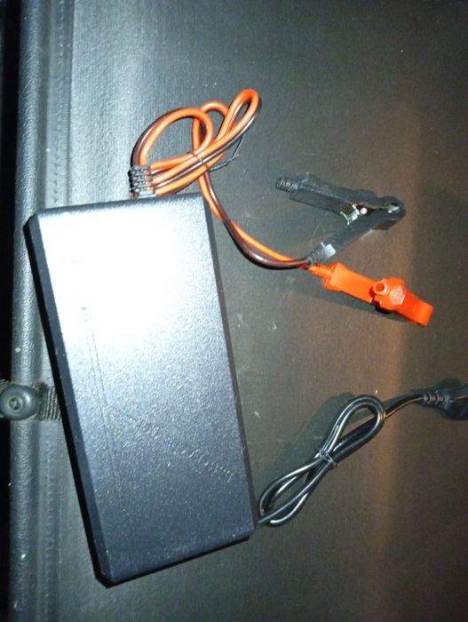 Продавам зарядно за акумулатори 10а 12в