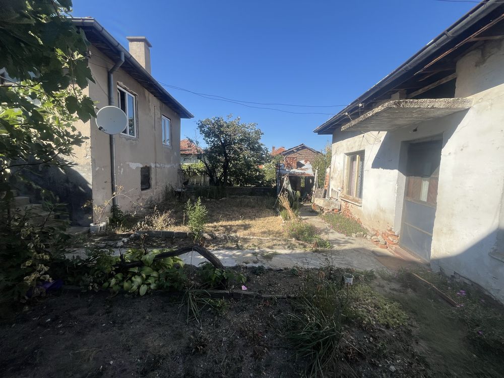 Къща с двор и втора самостоятелна жилищна сграда
