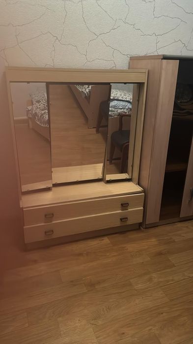 Продам тримо с зеркалом и шкаф