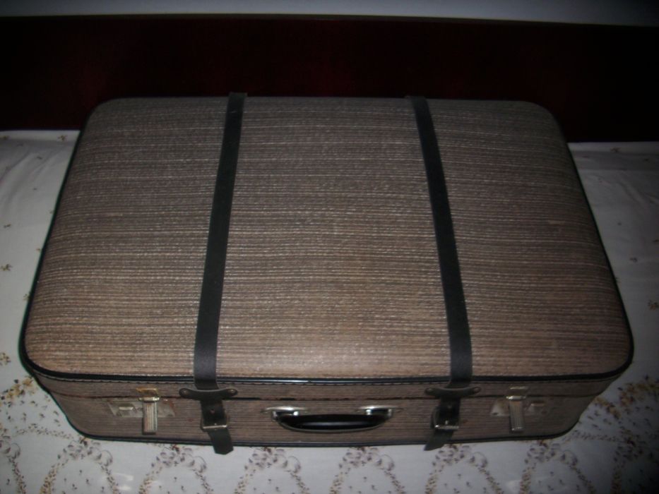 Един дамски чадър и куфар