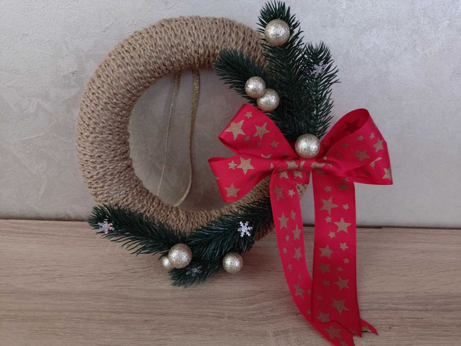 Ръчно изработен коледен венец – естествен стил и празничен чар