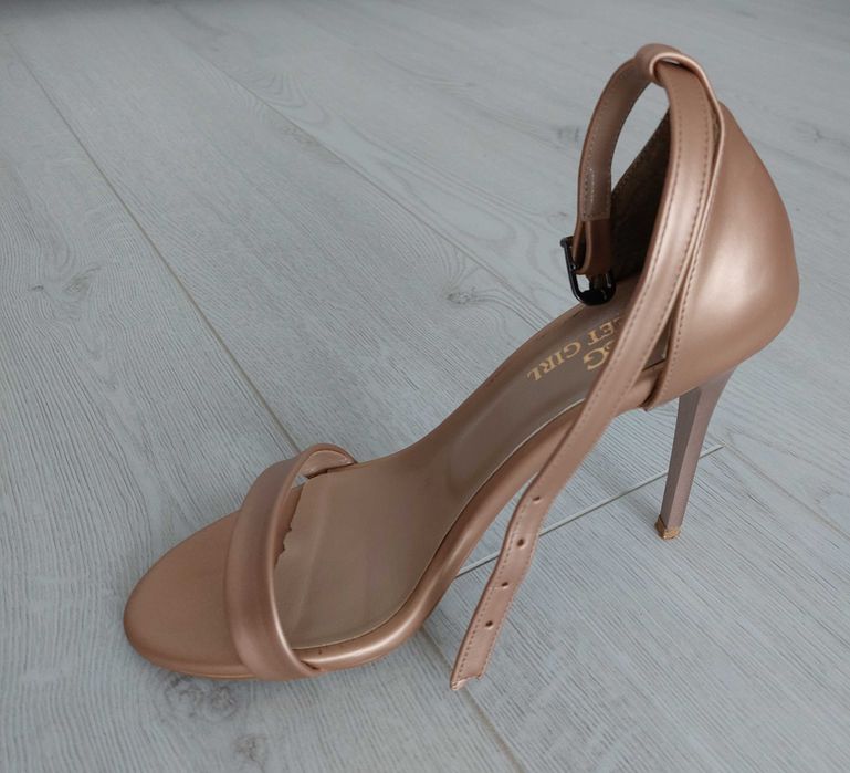 Vand sandale noi Next level