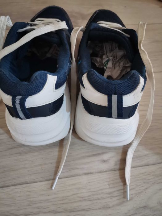 кроссовки продаеться девочкам