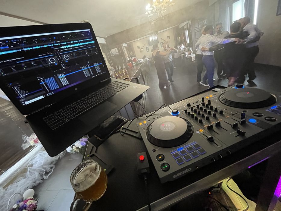 Închiriez boxe muzica lumini petreceri