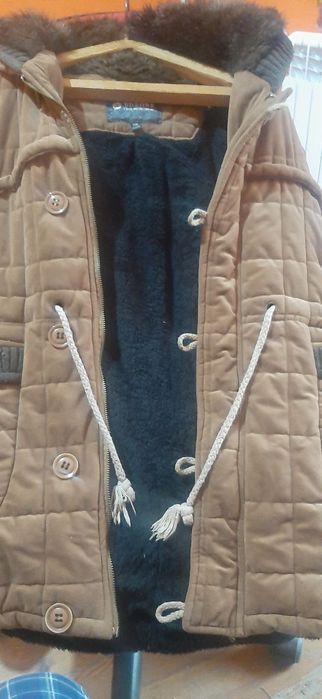 Куртка зимняя мужское в отличном состоянии,с капюшоном,утеплённая