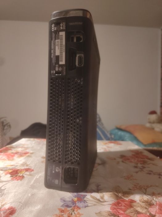 Vând Xbox 360 cu 30 de jocuri 2 manete și accesorii