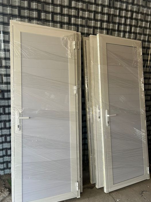 Продам двери метало пластик в хорошем состоянии 7 штук