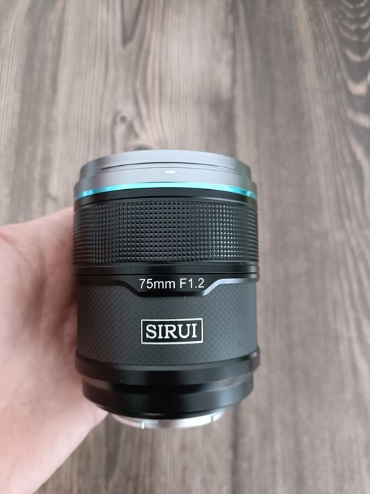 Sirui Sniper 75mm F1.2 autofucus pentru Sony