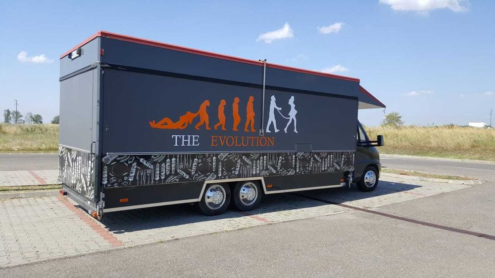 Food Truck Extensibil + Smoker  – Afacere la Cheie, Complet Utilată