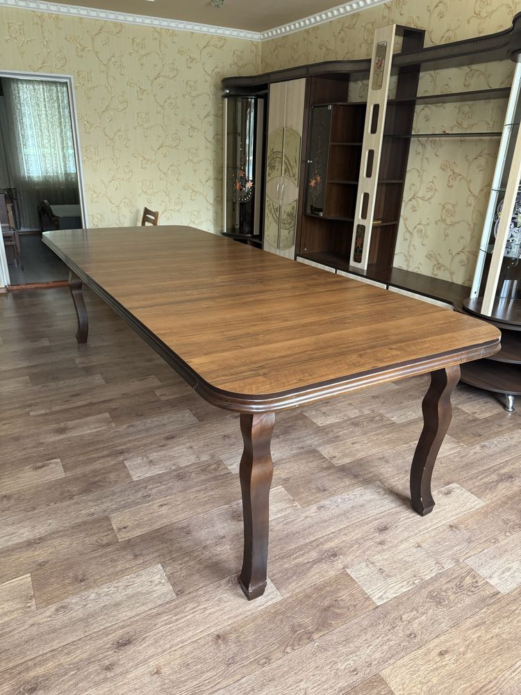 Продам овальный стол со стульями