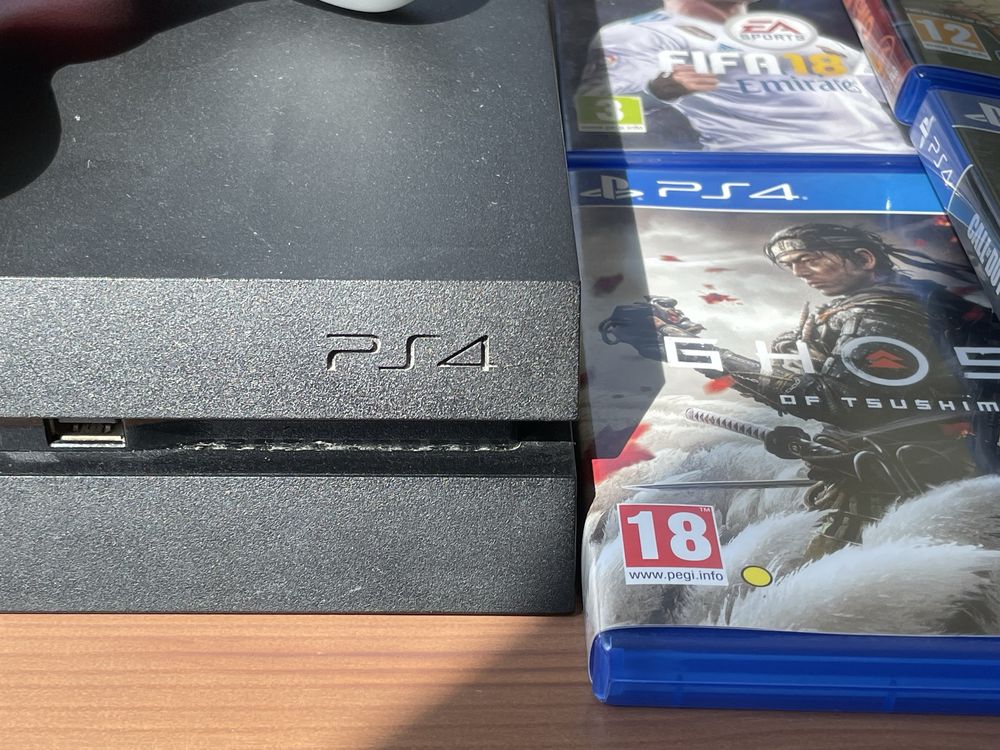 PlayStation 4 с 4 игри, 2 джойстика и аксесоари