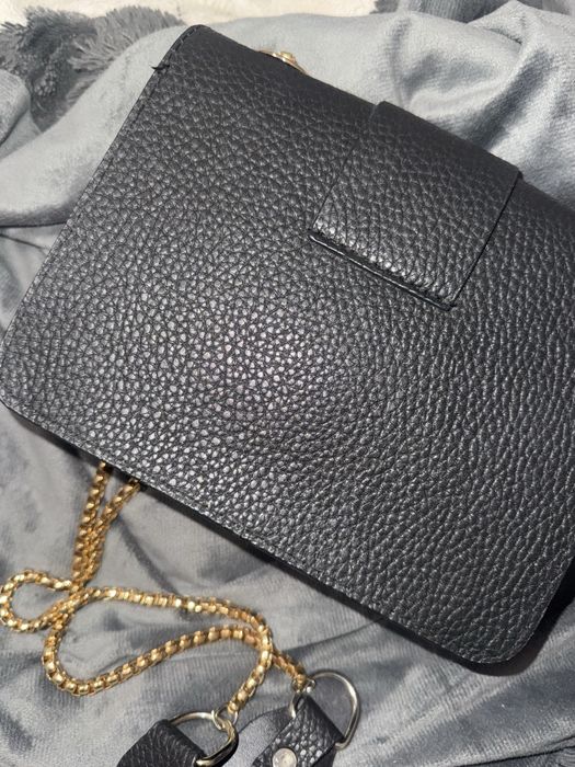 Чанта versace jeans couture в черно и златно с дълга златна дръжка.