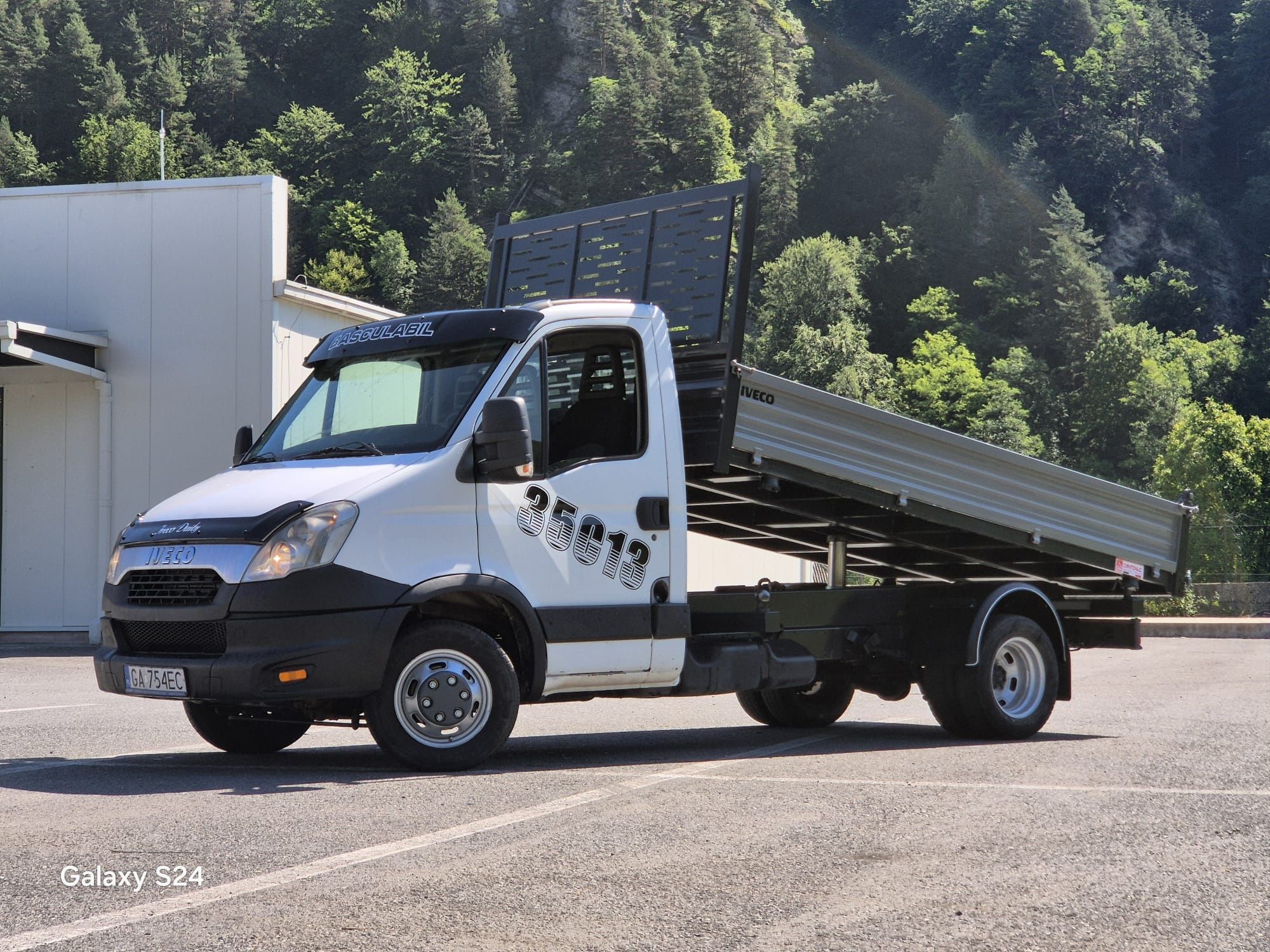 Iveco daily basculabil 
Mașina merge si arată f