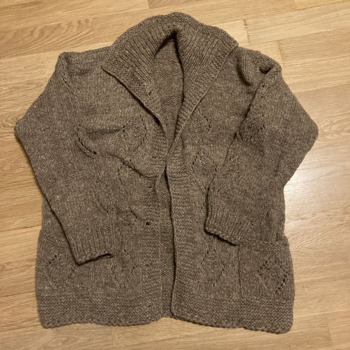 Плетена вълнена жилетка