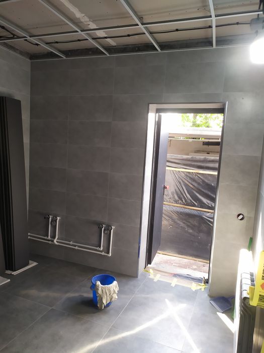 Выполняю работы с кафелем