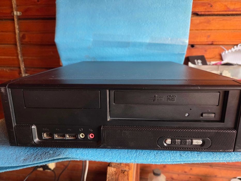 placa de baza LENOVO unitate PC - LENOVO - cu procesor I3 si 4 Gb ram