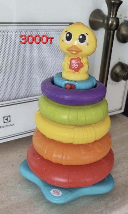 Продам игрушки персонажи и пирамиду музык.