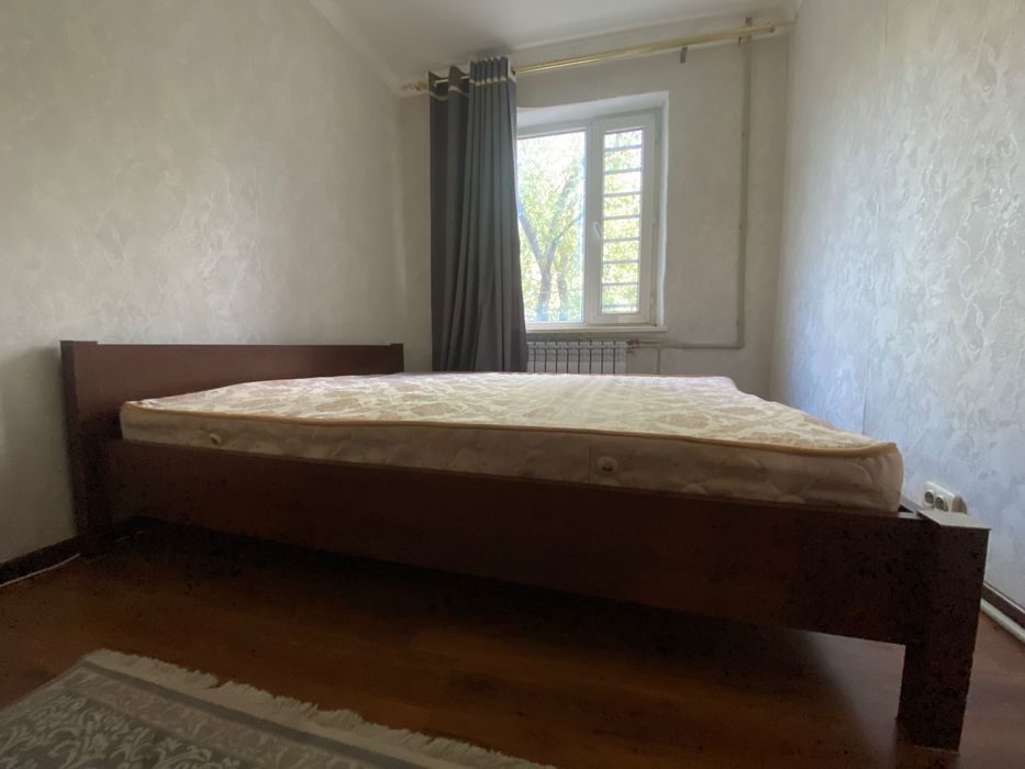 Кровать с матрасом. Также есть комплект: 2 тумбы, комод, шкаф. 60000тг