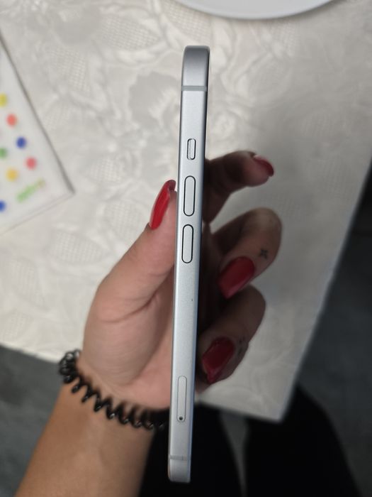 Iphone 15 128gb със следи от употреба