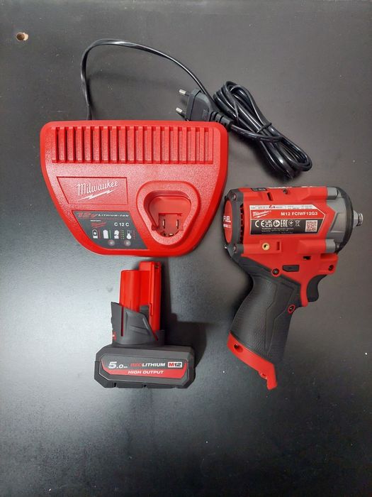 se vinde set milwaukee cheie de impact M12