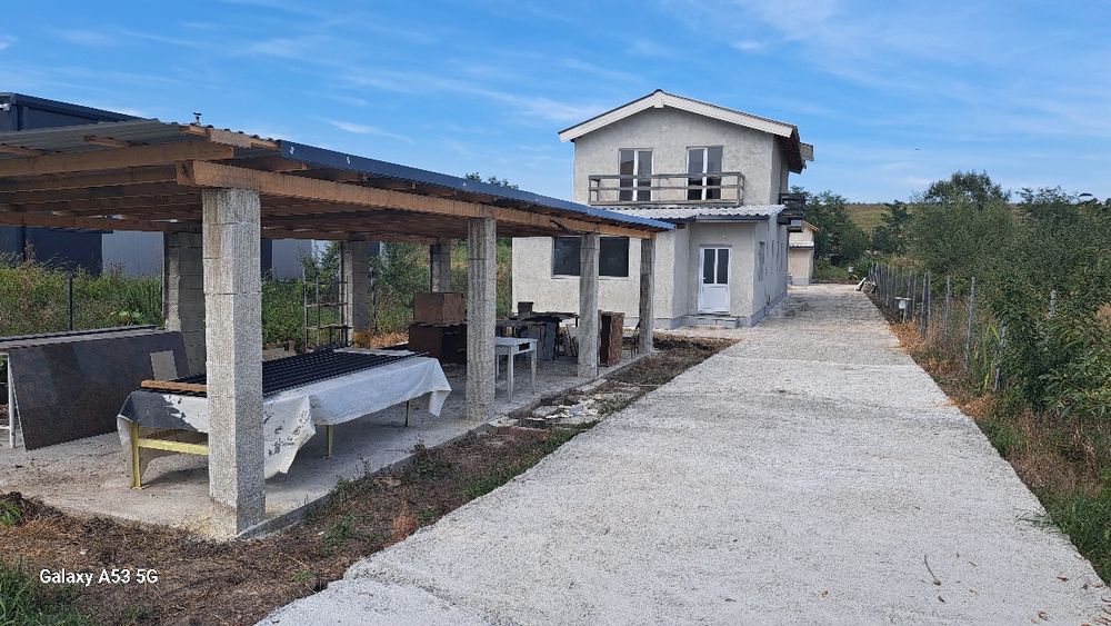 Vand  2 case noi la gri avansat + teren 1500 mp, lângă Sibiu.