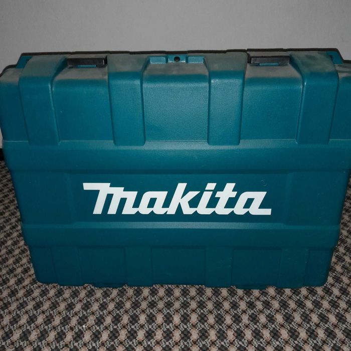 Makita DGA 900ZK (230mm)