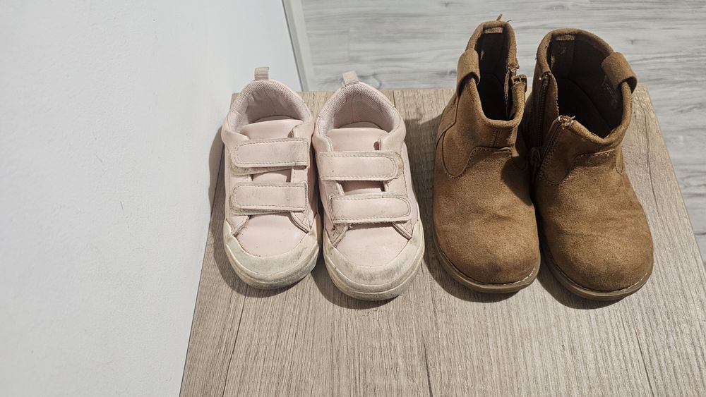 Haine și pantofi pentru copii