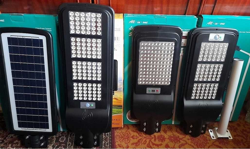 Lampa solara stradala 300w , 12 ore autonomie , teava fixare suport