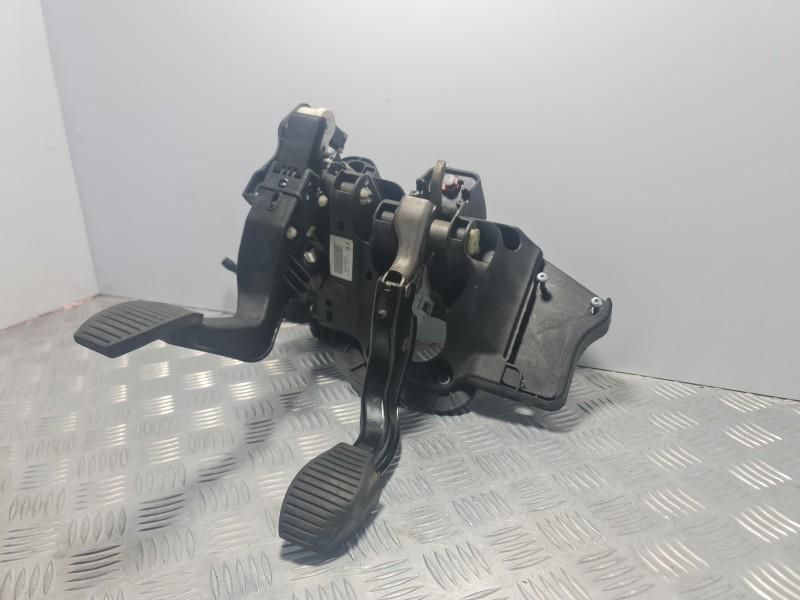 Pod pedalier Opel Adam Rocks