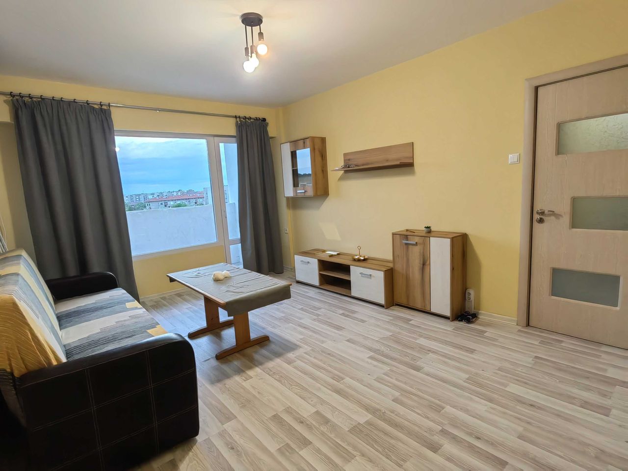 Дава се под наем Двустаен апартамент в Димитровград - 65 кв.м за 219.3 € - Снимка #1