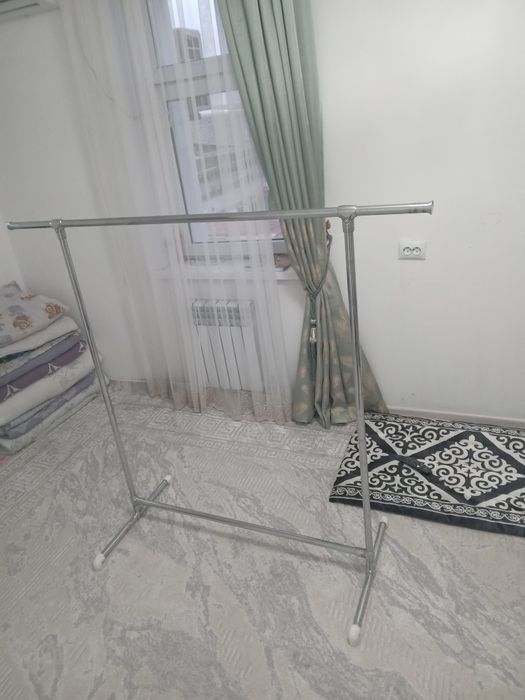 Стойка вешалка для вещей удобная разборная мощная.