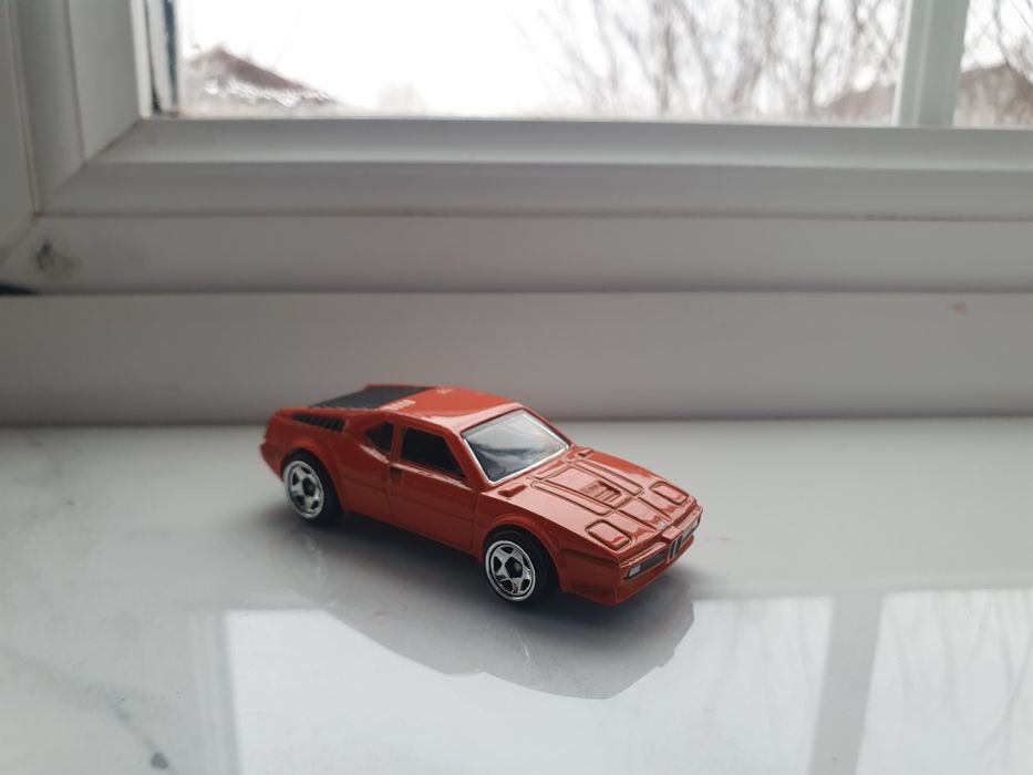 masinuta hotwheels,BMW M1
