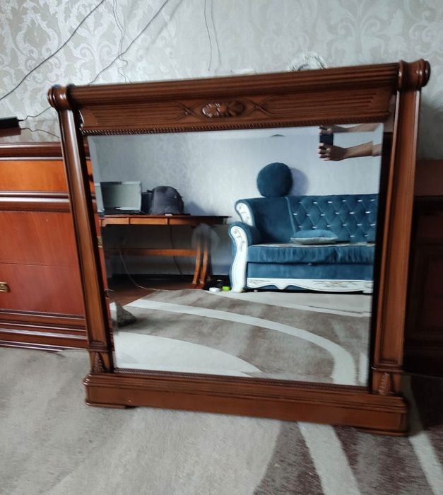 Большое зеркало в деревянной раме