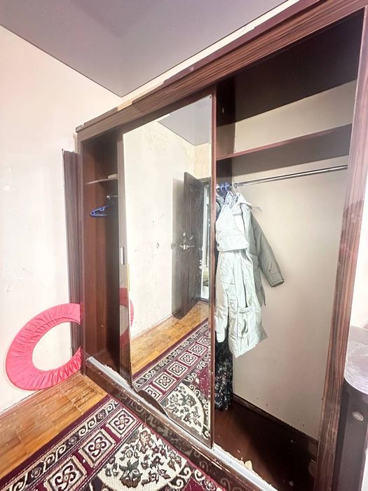 Шкаф и спальная кровать