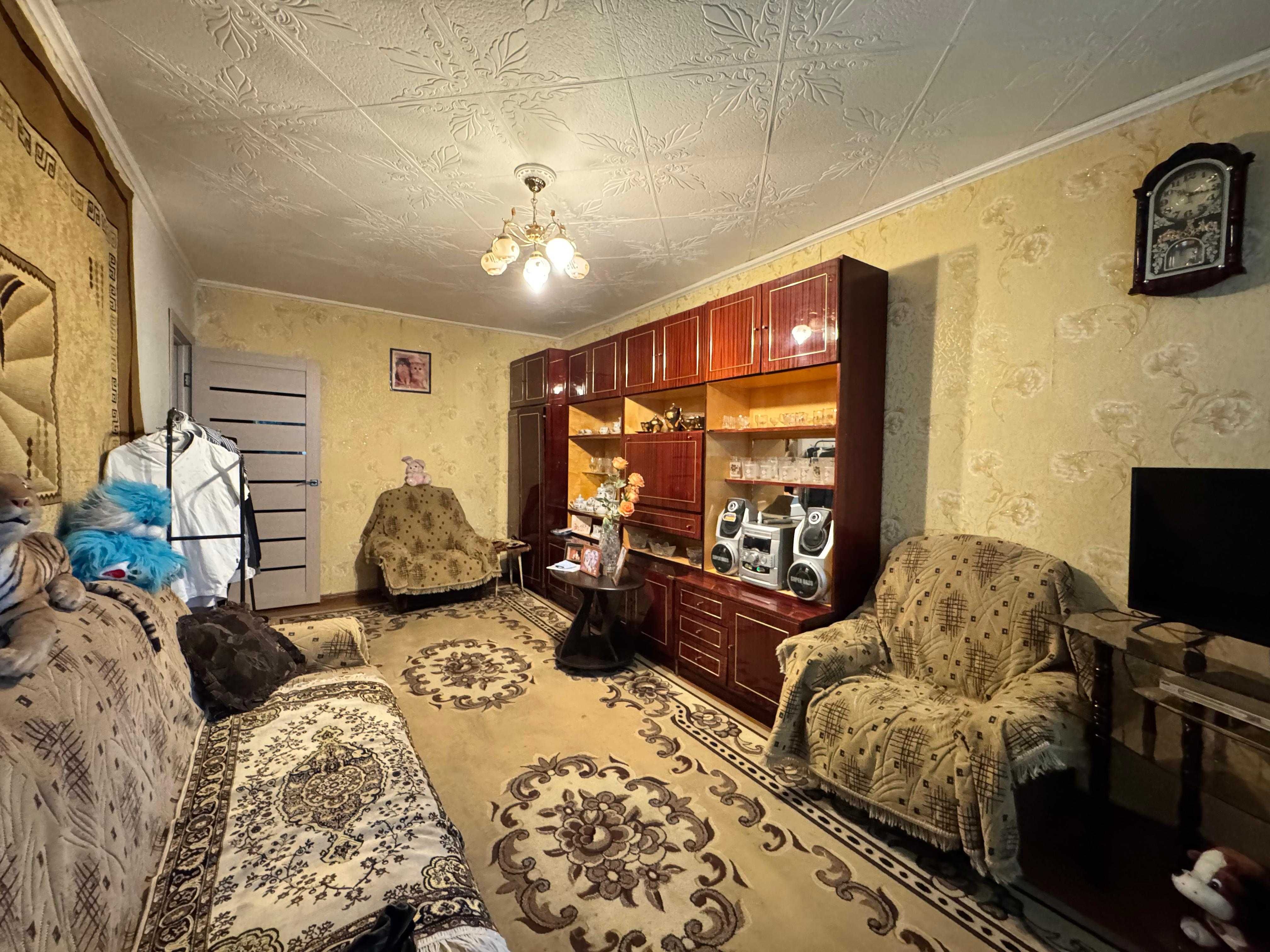 Продаем 3 комн. кв. в Пришахтинске - 23 мкр. , 30 дом