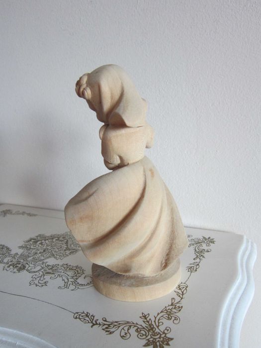 cadou rar Fetita harnica cu struguri handmade lemn 1970 Tirol Alpi