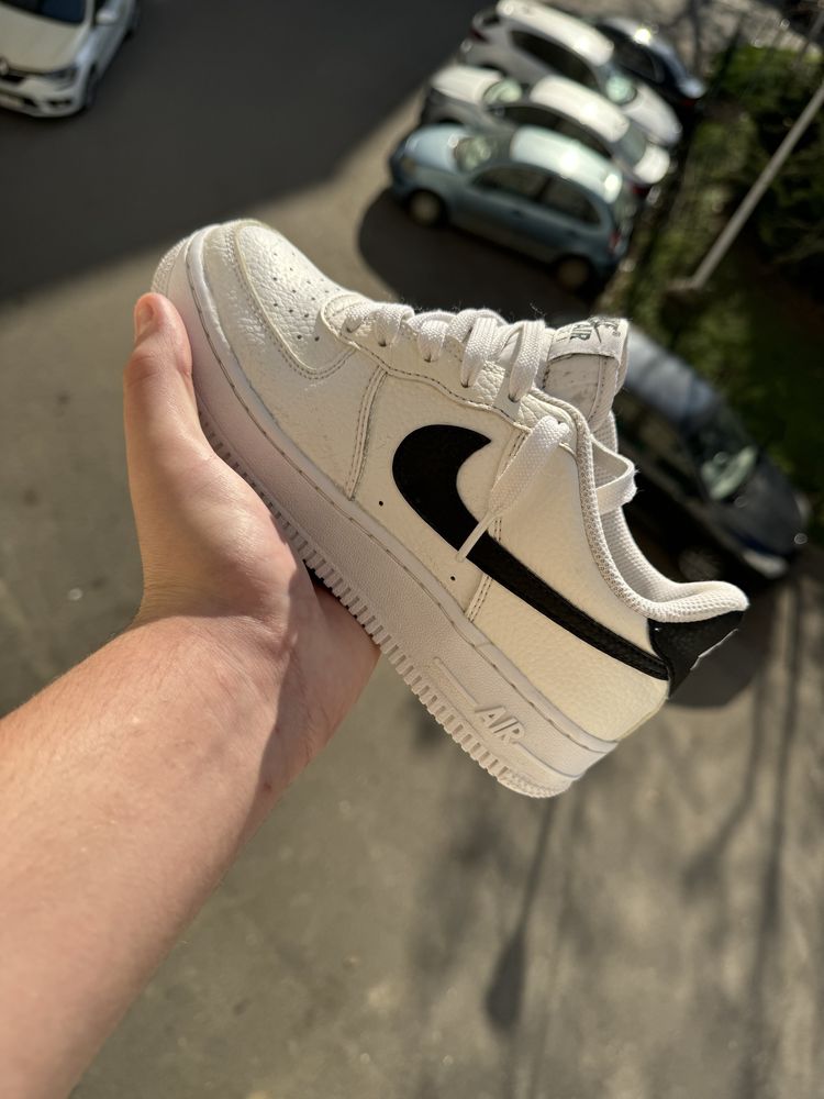 Air Force 1 (AF1) ‘07 White/Black Swoosh.