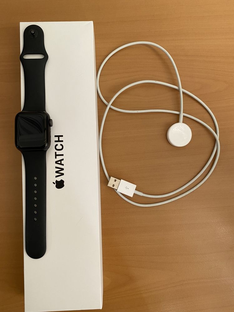 Apple watch SE 40mm в хорошем состоянии