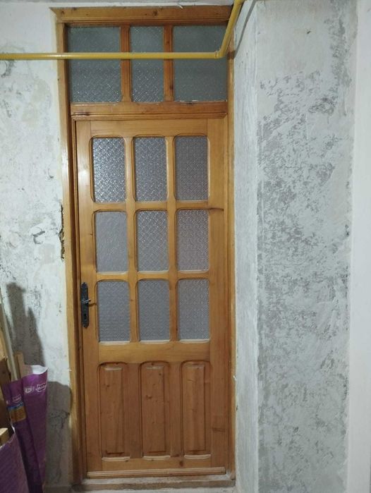 Vind 4 uși din brad, model cu tăblii si luminator, stare foarte bună