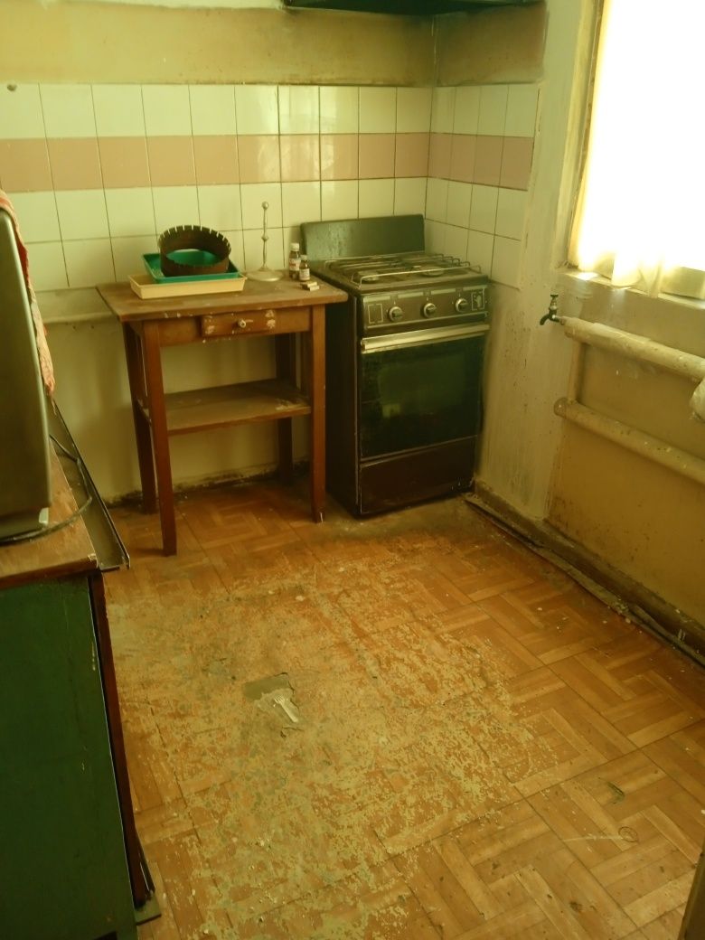 2х комнатная квартира, торец, 1 этаж, без ремонта, Дворец авиастроител