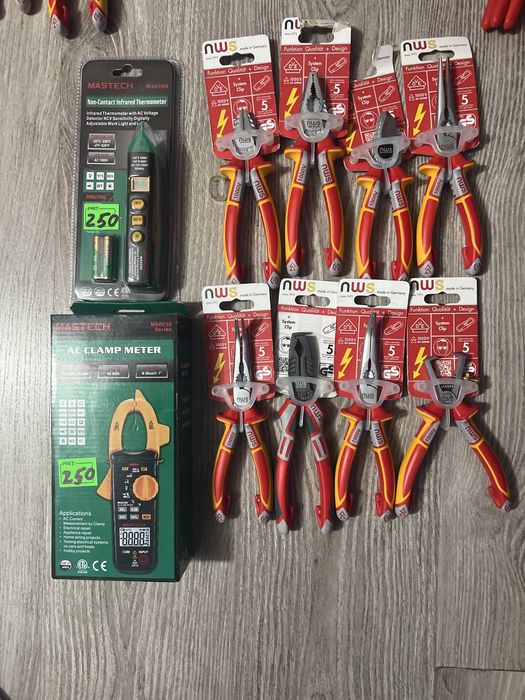 Vand produse pentru electricieni